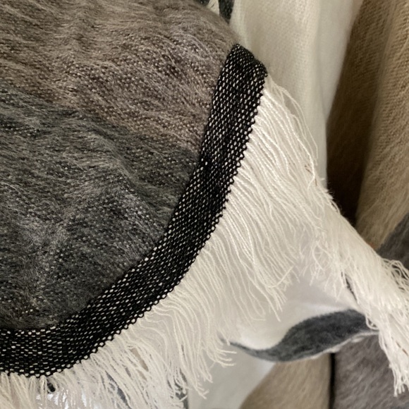 Alpamowi Butter Alpaca Poncho with Hood - Picture 7 of 8